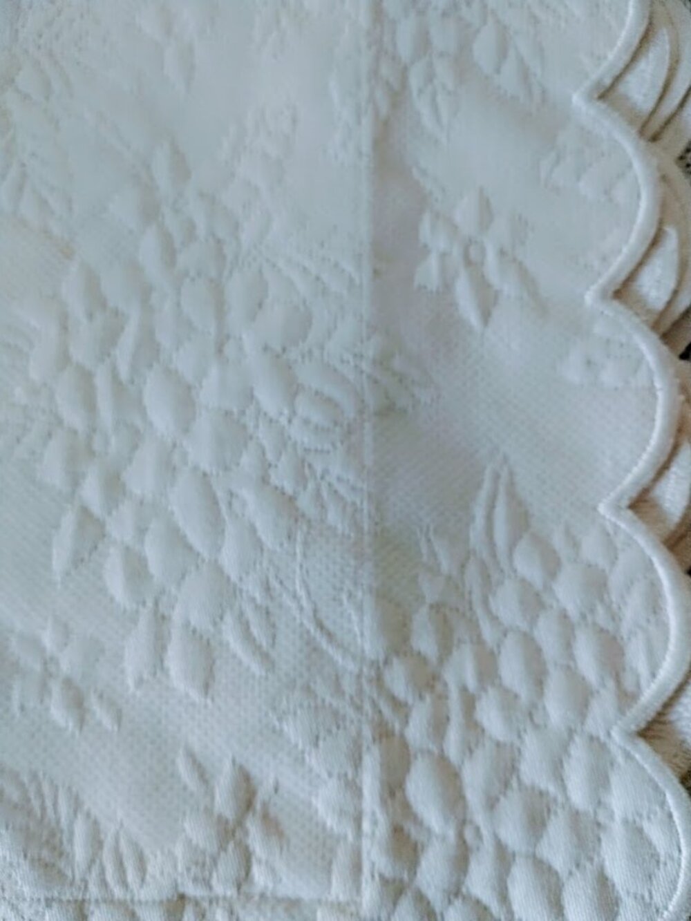Sferra Bros White 100% Cotton Matelassé Standard Sham Scalloped Edges 25”x20”